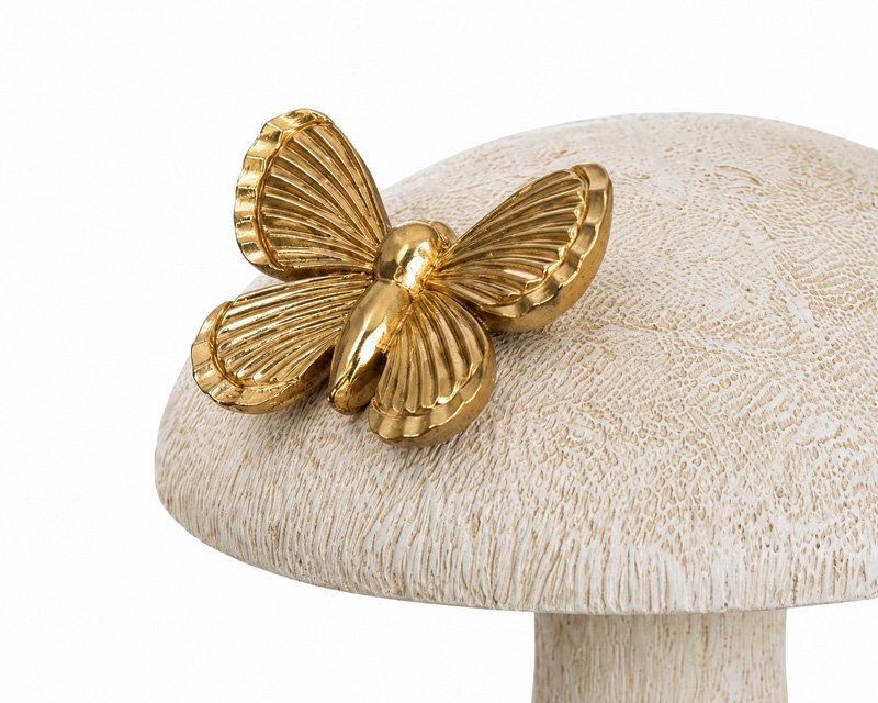 Borboleta decorativa pousada em um cogumelo de ceramica