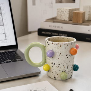 Caneca Decorativa Cerâmica Bolinhas Coloridas Artesanal | Design Moderno e Criativo