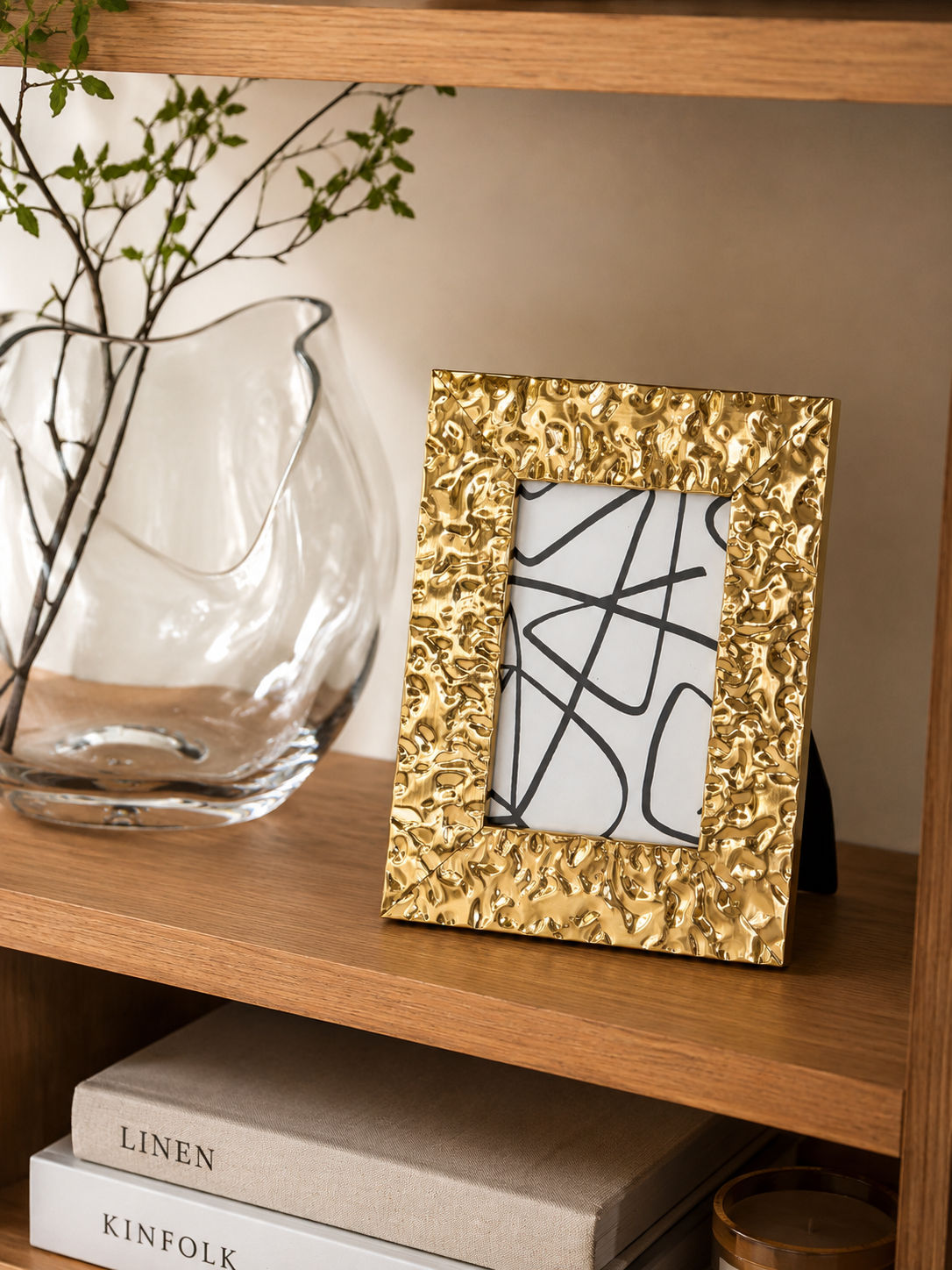 Porta Retrato Dourado Martelado 15x10 | Moldura Decorativa Luxo para Sala, Quarto e Escritório