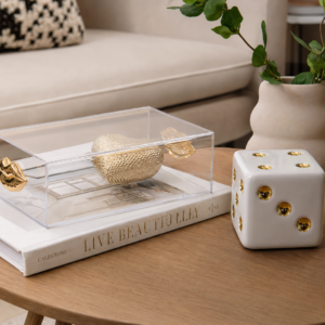 Dado Decorativo de Cerâmica Branco com Detalhes Dourados | Adorno Moderno para Mesa de Centro e Estante