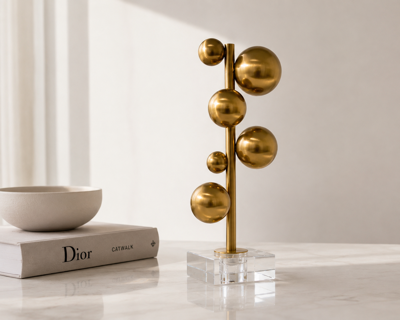 Escultura Decorativa Bolas Douradas com Base em Acrílico Cristal - Imagem 3