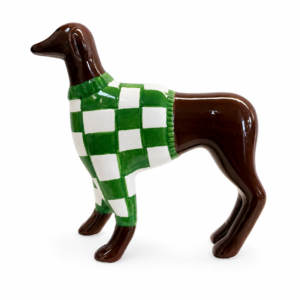 Escultura Cachorro Decorativo em Cerâmica com Suéter Xadrez Verde | Adorno Moderno e Exclusivo 19cm