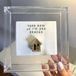 Caixa Decorativa em Acrílico Cristal "Tudo Aqui Já Foi Uma Oração" com casinha de Barro | 15x15x4 cm
