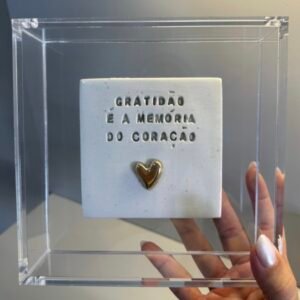 Caixa Decorativa em Acrílico Cristal "Gratidão é a Memória do Coração" | 15x15x4 cm