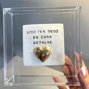 Caixa Decorativa em Acrílico Cristal "Aqui Tem Deus em Cada Detalhe" | 15x15x4 cm