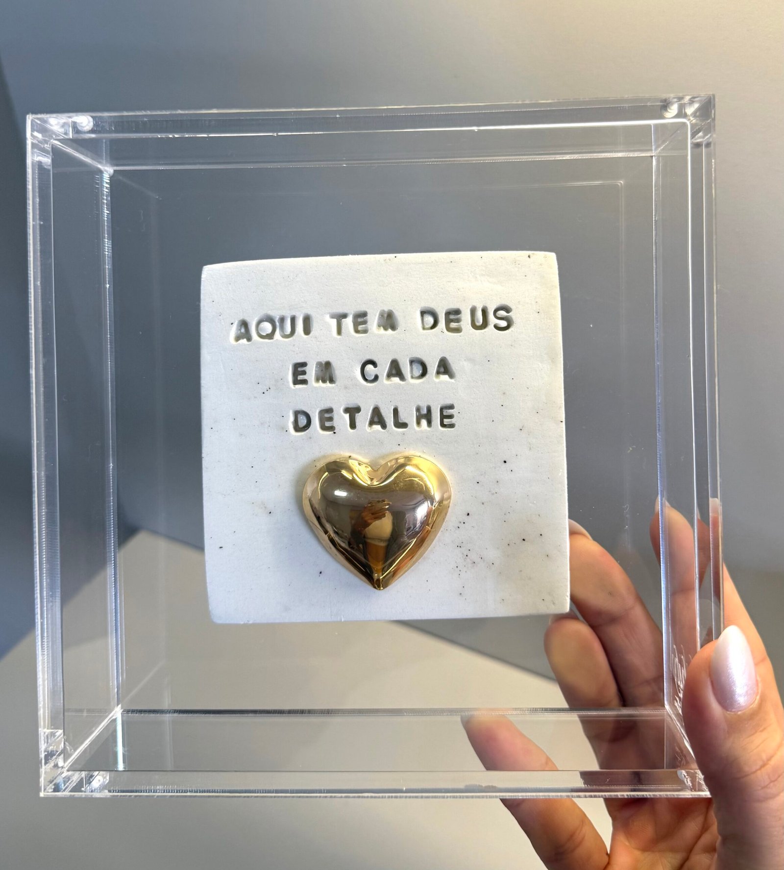 Caixa Decorativa em Acrílico Cristal "Aqui Tem Deus em Cada Detalhe" | 15x15x4 cm