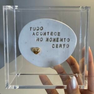 Caixa  Acrílico Cristal e Cerâmica Artesanal | Tudo Acontece no Momento Certo