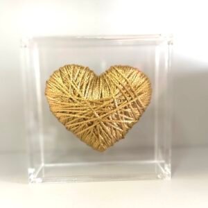 Caixa de Acrílico Cristal com Coração de Fio Artesanal Dourado | Coleção afetiva