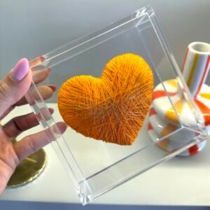 Caixa Decorativa de Acrílico com Coração de Fio Artesanal Laranja | Coleção Afetiva