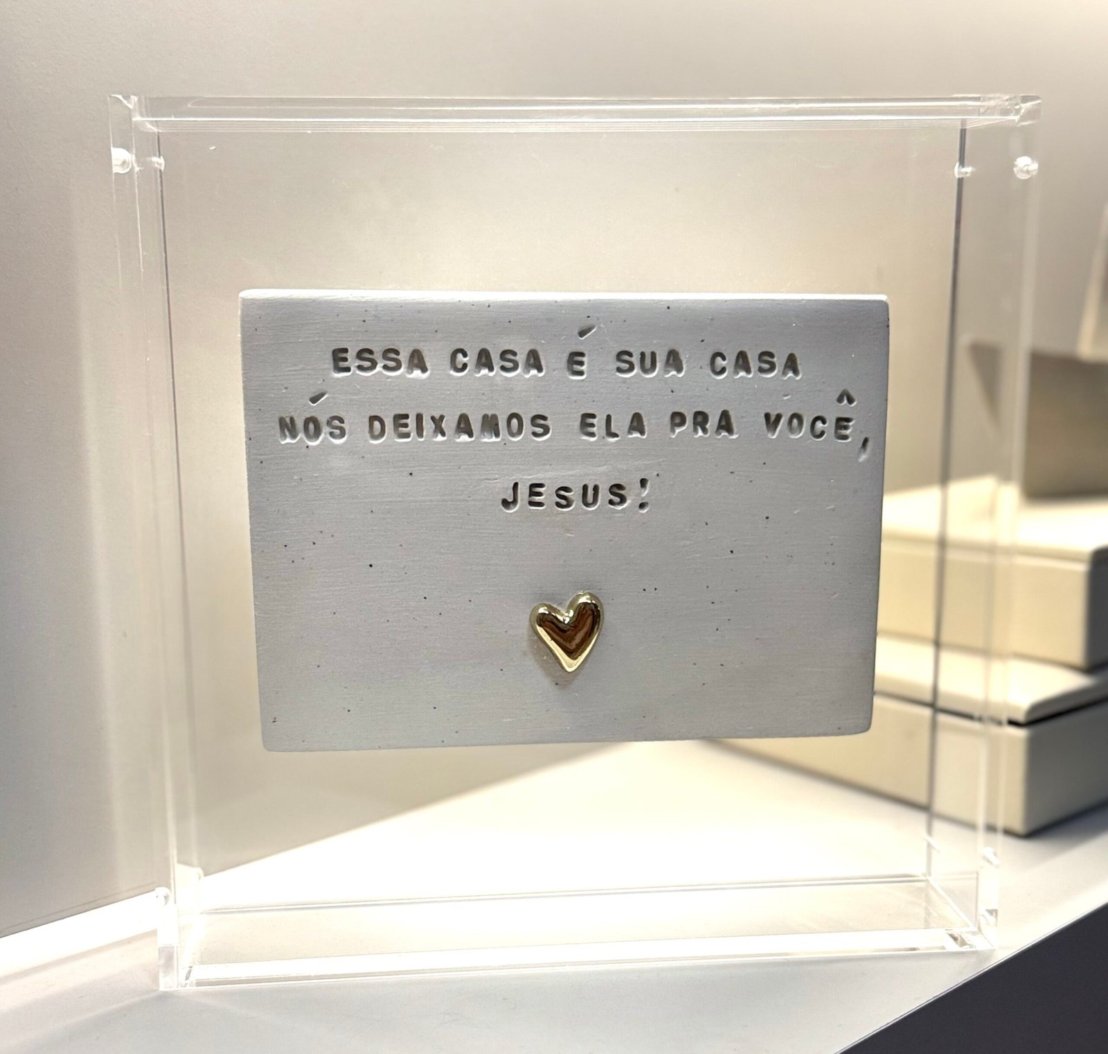 Caixa Decorativa Cristã em Acrílico Cristal | Jesus é Bem-vindo Aqui