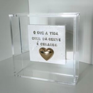 Caixa Decorativa em Acrílico Cristal e Cerâmica Artesanal | O Que a Vida Quer da Gente é Coragem