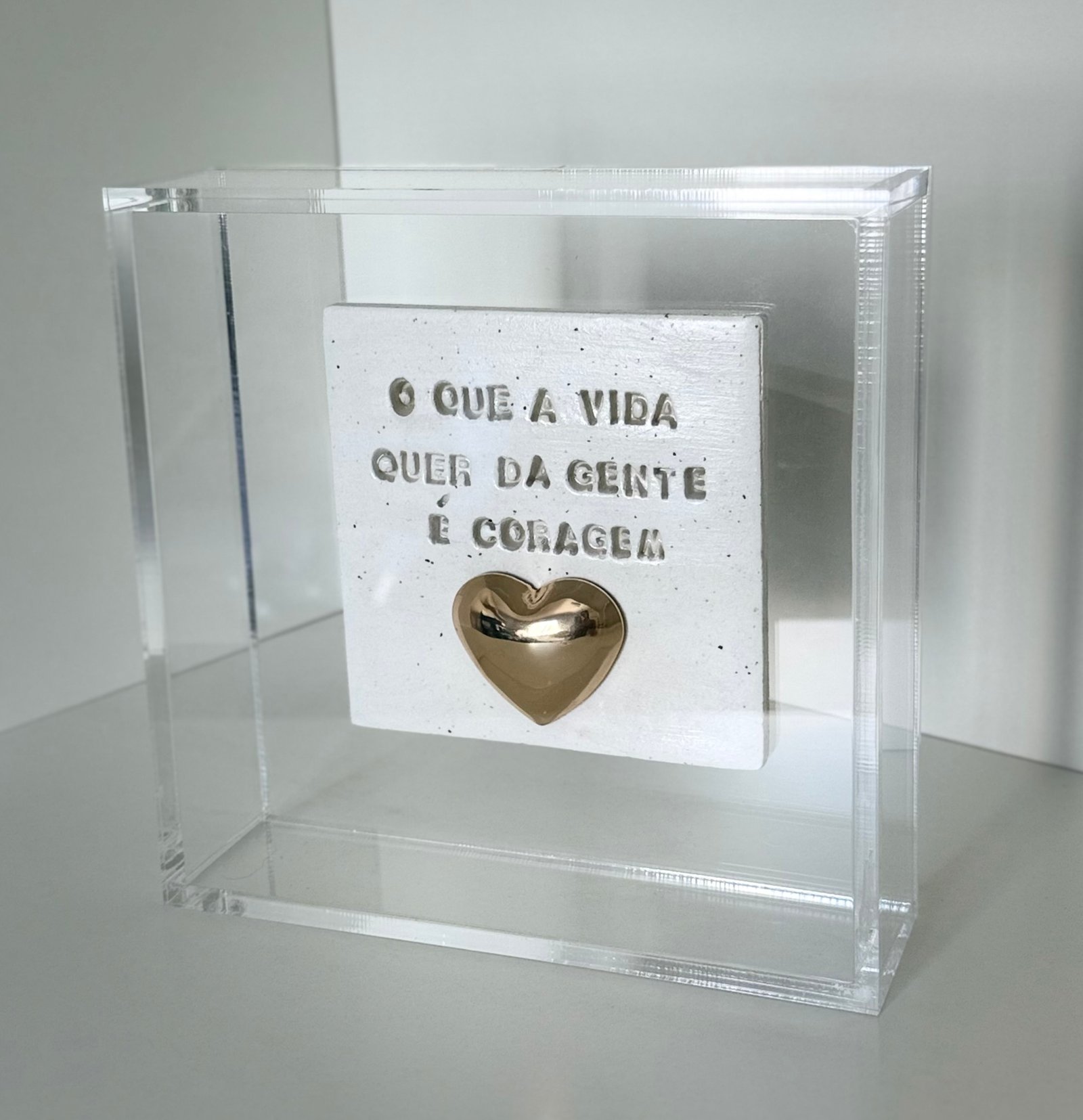 Caixa Decorativa em Acrílico Cristal e Cerâmica Artesanal | O Que a Vida Quer da Gente é Coragem