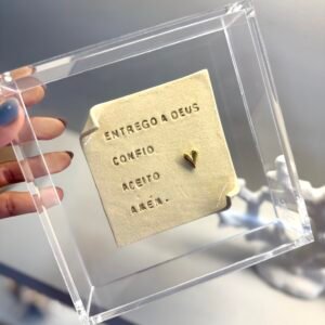Caixa Decorativa Cristã em Acrílico Cristal | Entrego a Deus, Confio, Aceito. Amém.