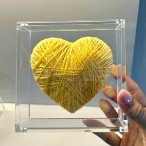 Caixa Decorativa Acrílico Cristal com Coração Artesanal Amarelo | Coleção Afetiva