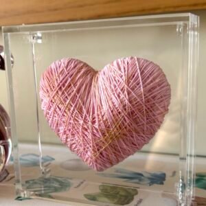 Caixa Decorativa Acrílico Cristal com Coração Artesanal Rosa Claro | Coleção Afetiva