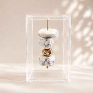 Caixa de Acrílico Cristal com Pedra Natural Howlita e Detalhe Banhado a Ouro | Decor Afetiva 8x8x12 cm
