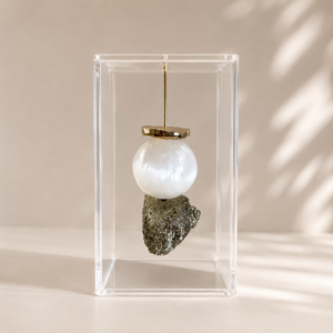 Caixa de Acrílico Cristal com Pirita Natural e Esfera de Selenita | Decor Afetiva 8x8x12 cm