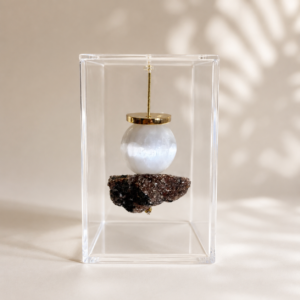 Caixa de Acrílico com  Esfera de Selenita e Pedra Bruta de Turmalina com Mica | Decor Afetiva 8x8x12 cm