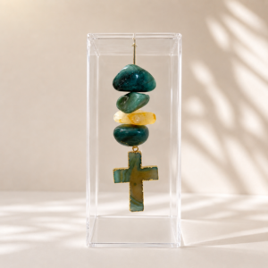 Caixa de Acrílico Cristal com Ágata Verde Natural e Cruz de Ágata com Banho de Ouro | Decor Afetiva 8x8x19 cm