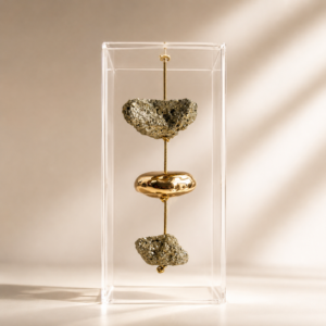 Caixa de Acrílico Cristal com Pirita Natural e Detalhe com Banho de Ouro | Decor Afetiva 8x8x19 cm