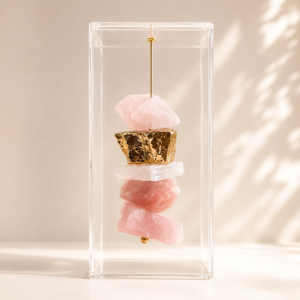Caixa de Acrílico Cristal com Quartzo Rosa Bruto, Selenita e Detalhe com Banho de Ouro | Decor Afetiva 8x8x19 cm