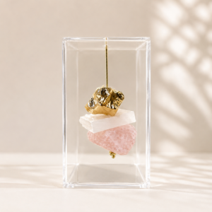 Caixa de Acrílico Cristal com Quartzo Rosa Bruto, Selenita e Detalhe com Banho de Ouro | Decor Afetiva 8x8x12 cm