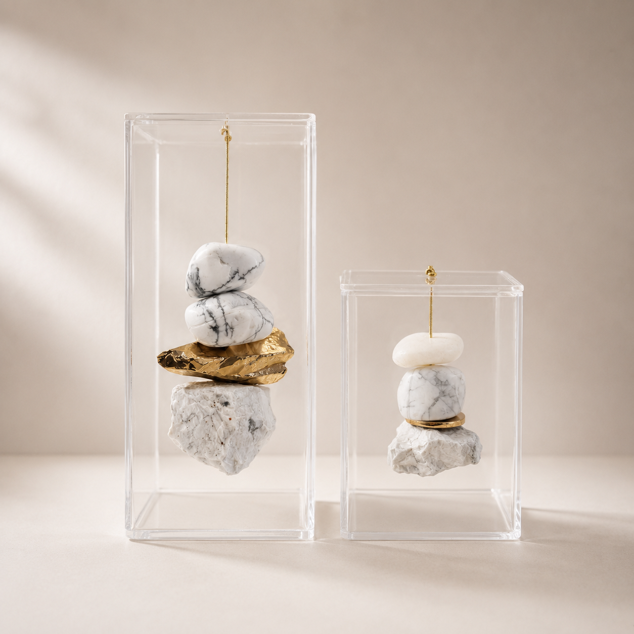 Caixa de Acrílico Cristal com Howlita Natural e Pedra Bruta Banhada a Ouro | Decor Afetiva 8x8x19 cm - Imagem 2