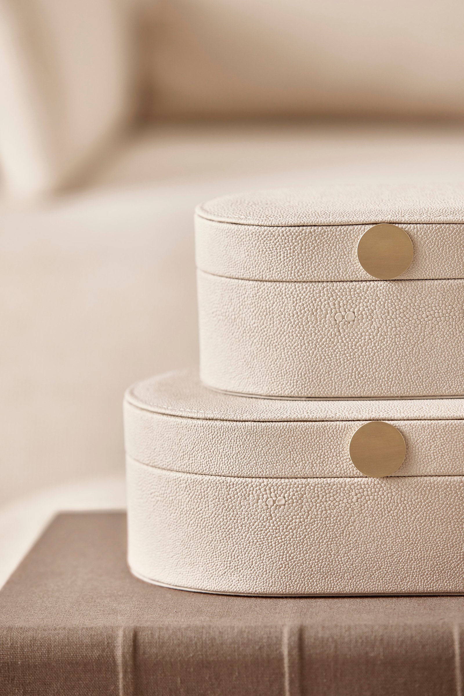 Caixa Decorativa Oval em PU e MDF com Fecho Dourado tamanho G - Imagem 2