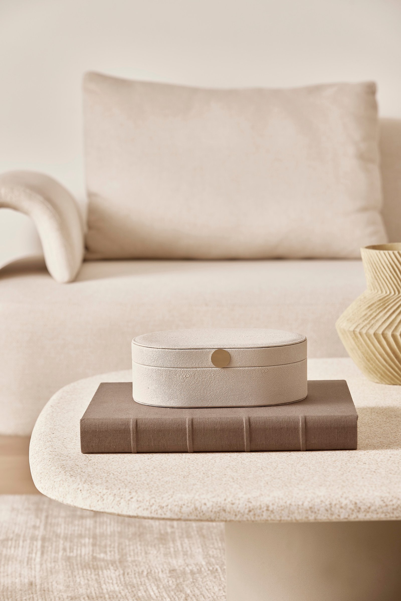 Caixa Decorativa Oval em PU e MDF com Fecho Dourado tamanho P