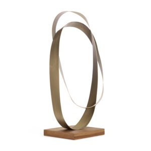 Escultura Decorativa em Metal Dourado com Base em Madeira – Design Contemporâneo