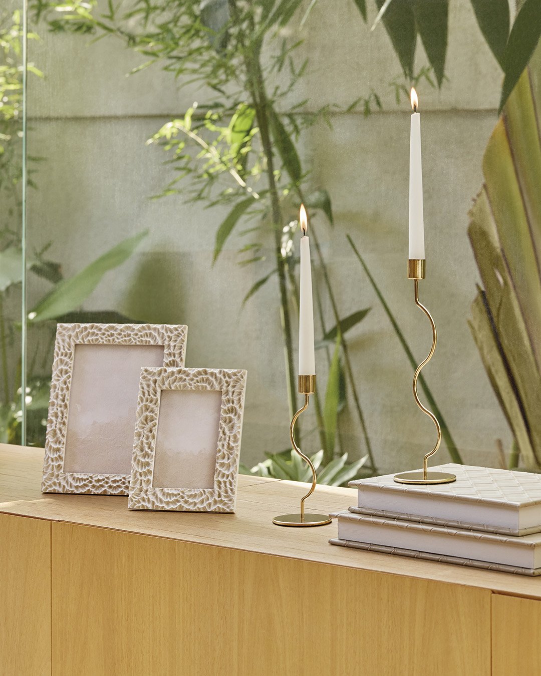 Castiçal Decorativo Ondulado em Metal Dourado – Kit com Tamanhos P e G - Imagem 3