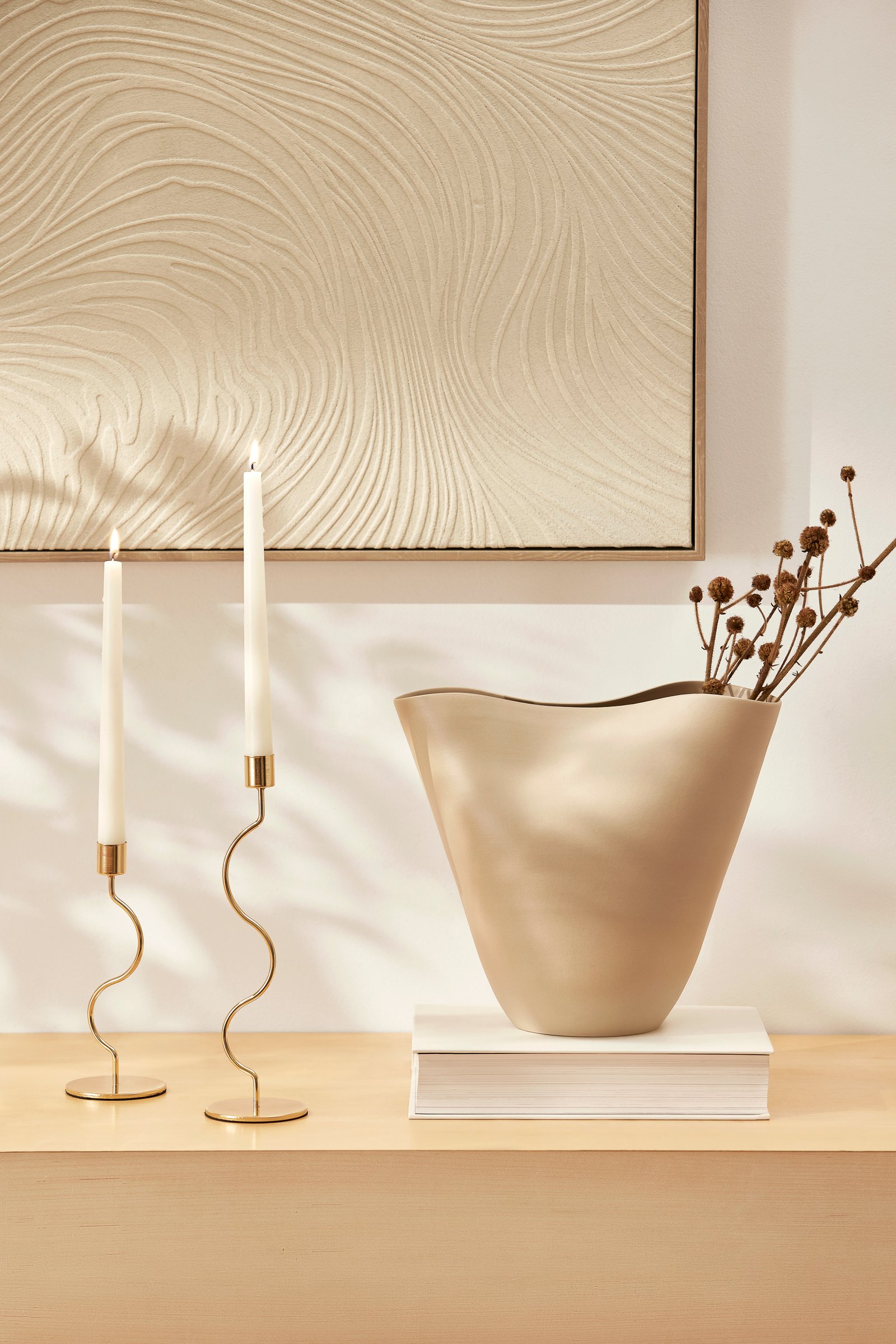 Castiçal Decorativo Ondulado em Metal Dourado – Kit com Tamanhos P e G - Imagem 2