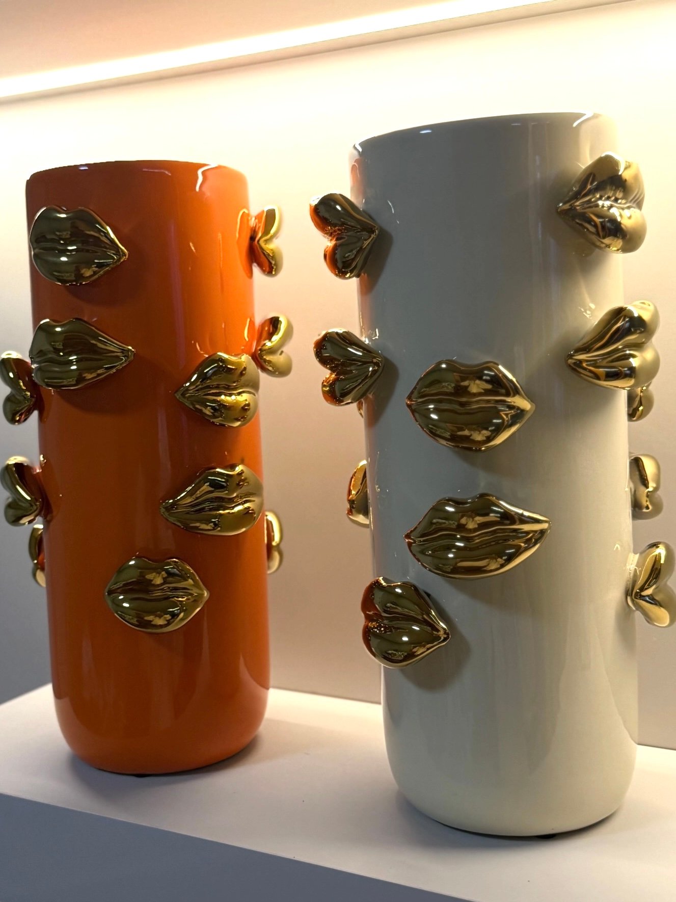 Vaso Decorativo de Cerâmica Branco com Aplicações de Lábios Dourados - Imagem 3