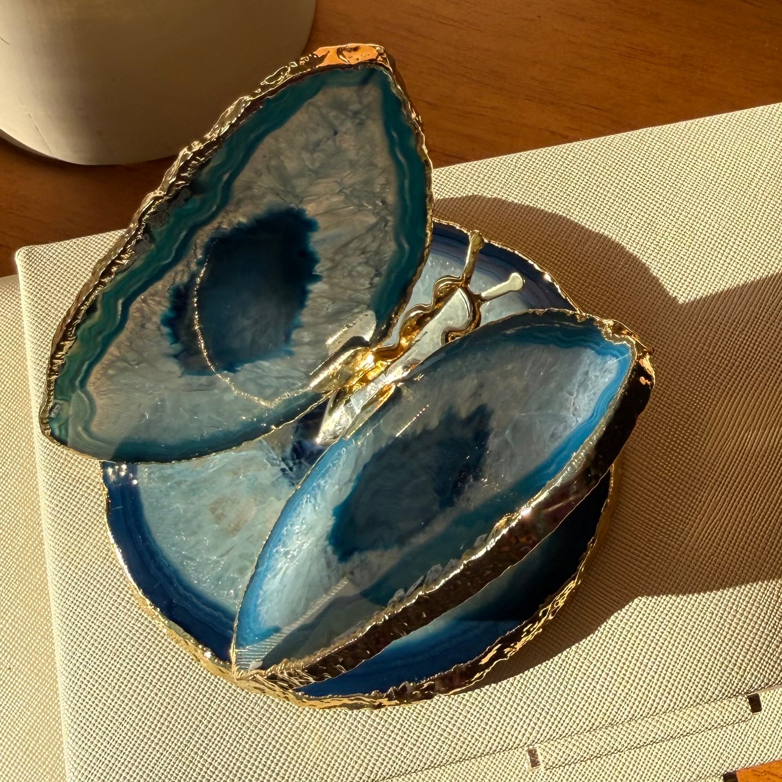 Borboleta Decorativa em Ágata Azul com Borda Dourada | 8 a 11 cm