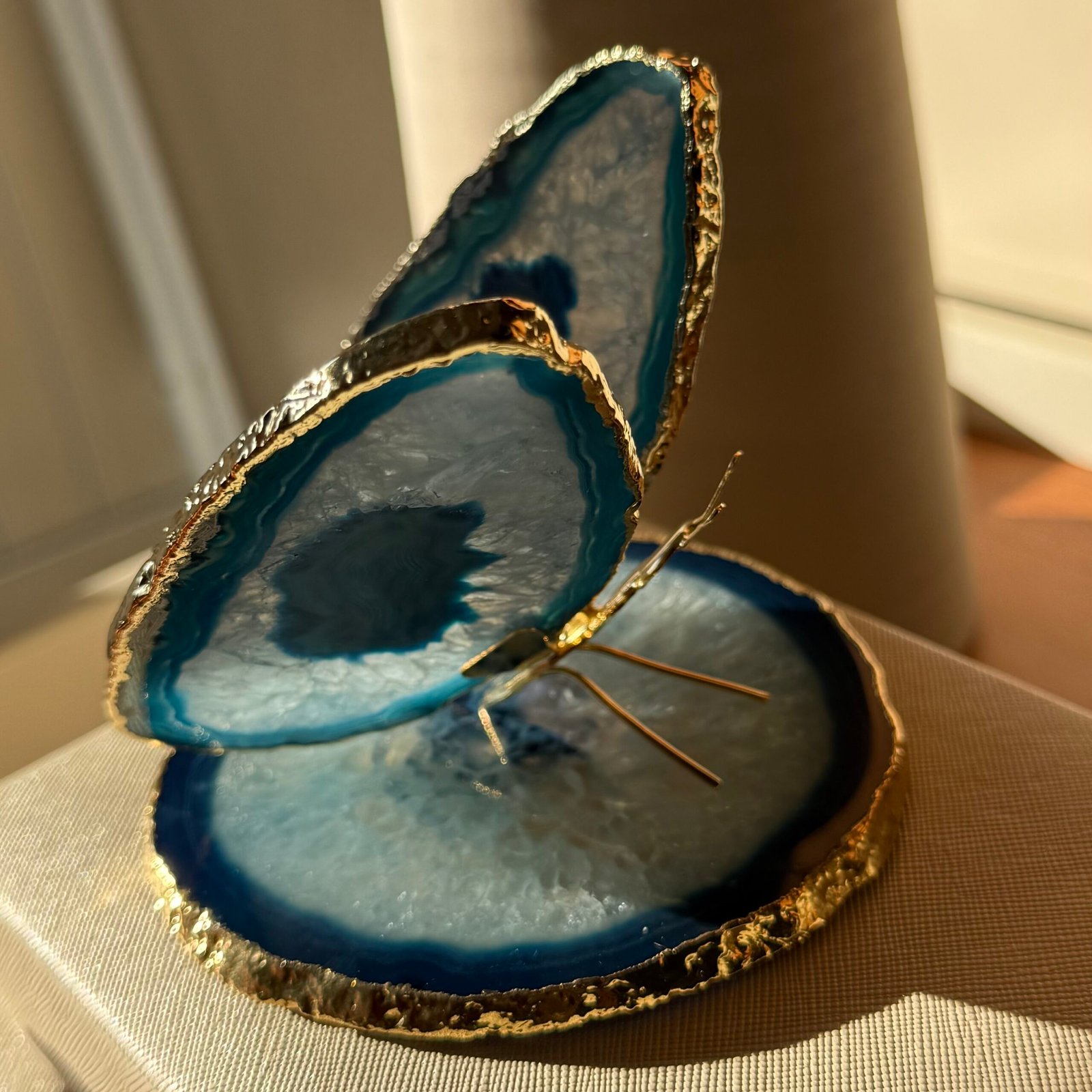 Borboleta Decorativa em Ágata Azul com Borda Dourada | 8 a 11 cm - Imagem 2