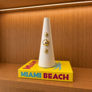 Vaso Decorativo Cone Ice com Esferas Douradas 25x10 cm | Design Moderno